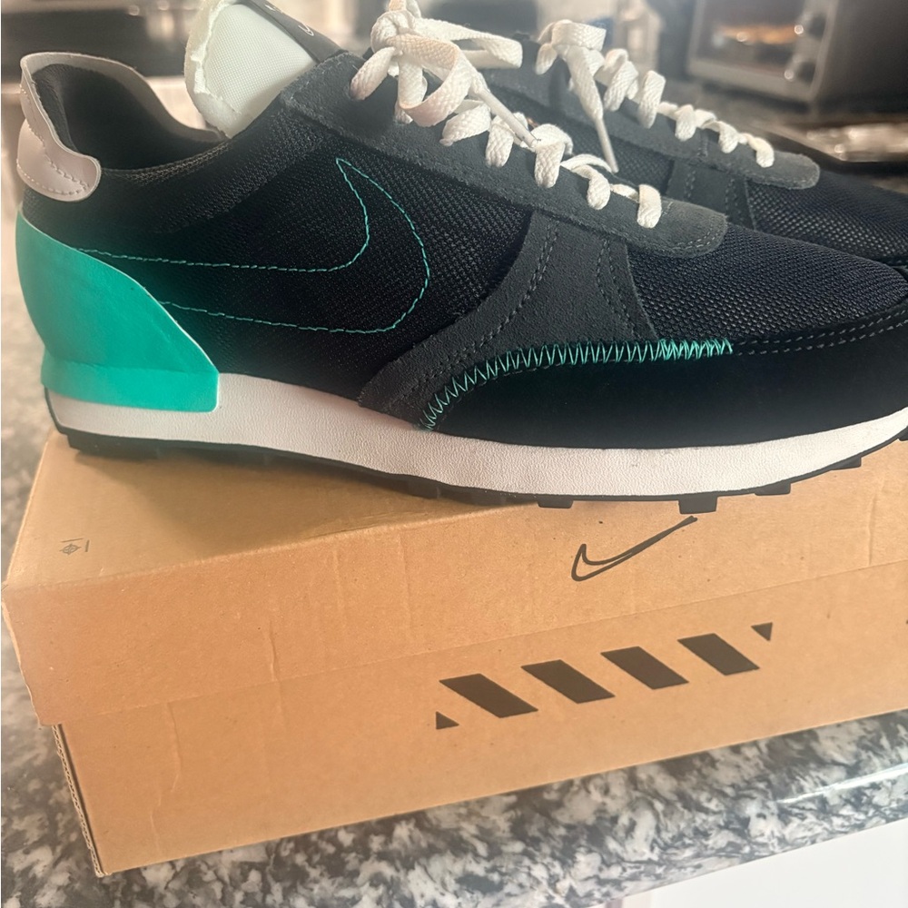 Nike Men's Sneakers in Black and Teal - Picture 2 of 5